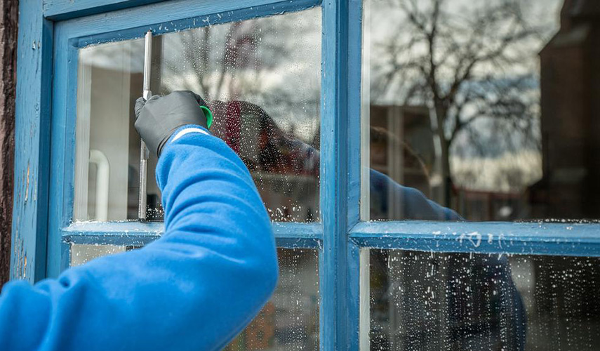 Cleaning and disinfection of windows and glasses for your home